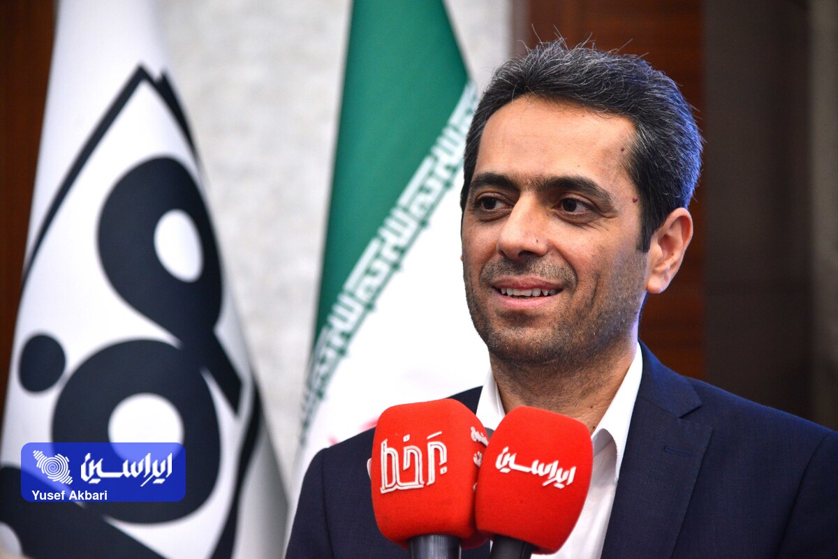 در سال&zwnj;های اخیر، صنعت فولاد ایران با چالش&zwnj;های متعددی روبه&zwnj;رو بوده است که یکی از مهم&zwnj;ترین آن&zwnj;ها وابستگی به واردات الکترود گرافیتی بود. این محصول به&zwnj;عنوان قلب کوره&zwnj;های قوس الکتریکی، نقش حیاتی در فرایند تولید فولاد ایفا می&zwnj;کند و وابستگی به واردات آن، به&zwnj;ویژه در شرایط تحریم، مشکلات جدی را برای تولیدکنندگان ایجاد می&zwnj;کند. این وابستگی نه&zwnj;تنها هزینه&zwnj;های تأمین را افزایش می&zwnj;دهد، بلکه کیفیت و پایداری تولید را نیز تحت تأثیر قرار می&zwnj;دهد.