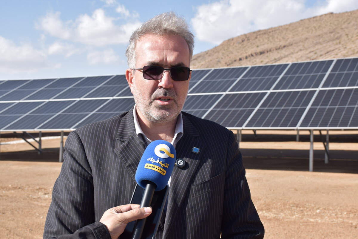 محمد تاج&zwnj;میر ریاحی، مدیرعامل هلدینگ فولاد متیل، در آیین افتتاح نیروگاه خورشیدی ۱۰ مگاواتی سمیرم، این پروژه را نماد ورود این هلدینگ به عرصه انرژی&zwnj;های تجدیدپذیر و توسعه زنجیره یکپارچه طراحی تا اجرا دانست. وی تأکید کرد: فولاد متیل طی یک سال گذشته در بیش از ۷۰ مگاوات نیروگاه خورشیدی در نقاط مختلف کشور نقش آفرینی داشته؛ روندی که همسو با سیاست&zwnj;های کلان فولاد مبارکه، مسیر گسترش نیروگاه&zwnj;های خورشیدی در سراسر کشور را هموار می&zwnj;کند.